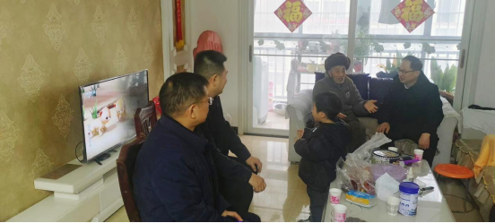 黨建引領(lǐng)聚合力 走訪慰問暖人心—產(chǎn)業(yè)集團(tuán)開展春節(jié)走訪慰問老黨員活動823.png